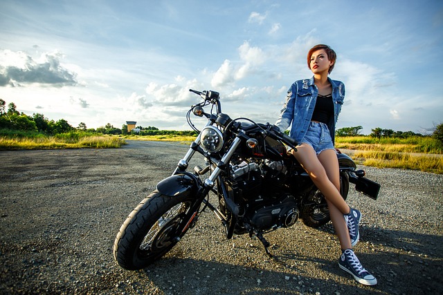 žena a motorka