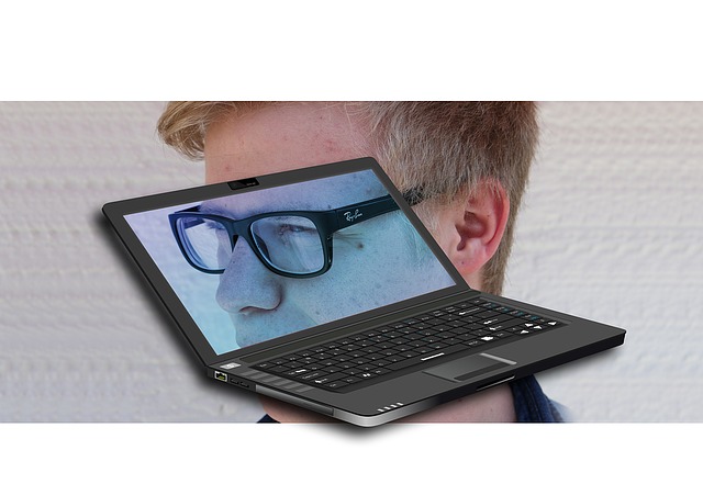 přenosný počítač a hlava